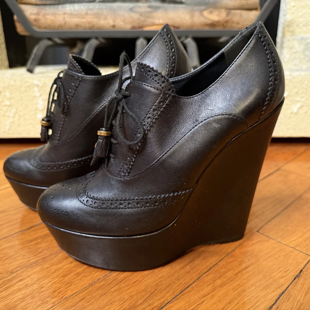 Gucci Black Lace-Up Brogue Shoes - Picture 2 of 4